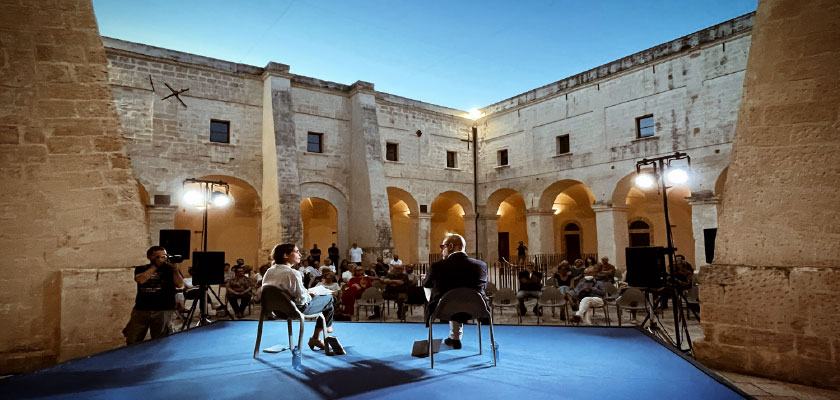 FRANCESCA GIANNONE PRESENTA LA PORTALETTERE - Libreria Liberrima